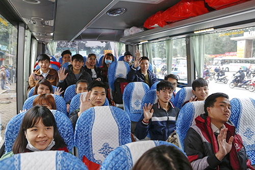 Sinh viên về quê đón Tết trên chuyến xe miễn phí